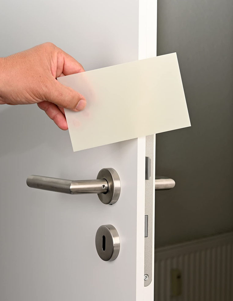 ouverture de porte claquee